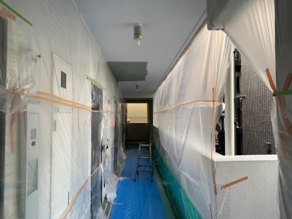 東京都新宿区　V・C東新宿　５階共用廊下　吹付塗装工事