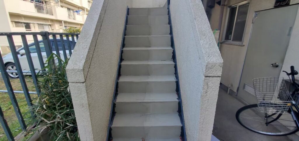 東京都国立市　Ｓハウス　階段塗装工事