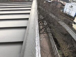 東京都三鷹市　Ｆ井の頭　屋根ハト除け設置工事